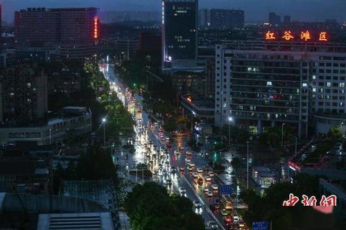 江西南昌迎來強(qiáng)對流天氣 恰逢晚高峰車輛通行緩慢